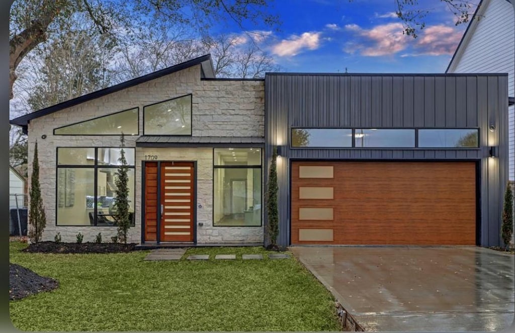 1709 Reverse St, Houston, TX 77055 - modern home with driveway, a garage, and a front lawn
