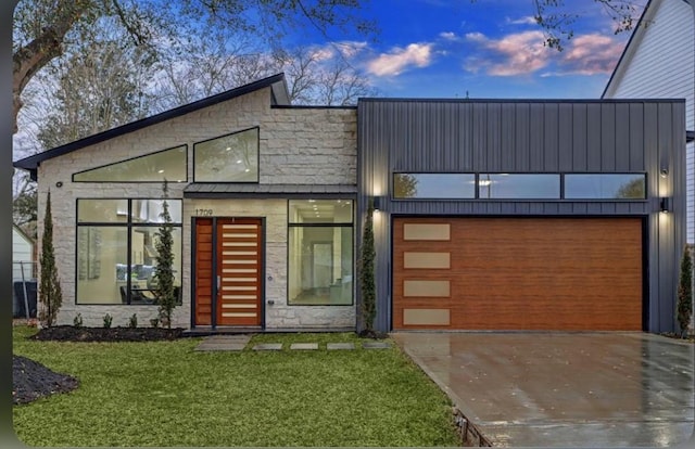 1709 Reverse St, Houston, TX 77055 - modern home with driveway, a garage, and a front lawn