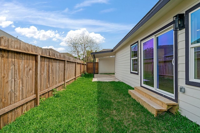 1009 Genova St, Houston, TX 77009 - fenced backyard with entry steps and a patio