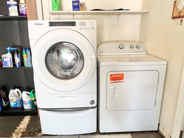 8009 Dellanera Dr, Hitchcock, TX 77563 - laundry area with washing machine and clothes dryer