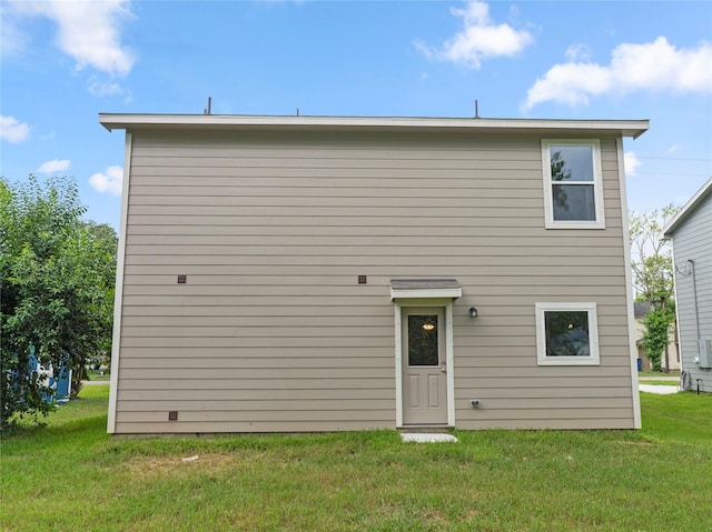 304 N Orange St, Sweeny, TX 77480 - back of house featuring a yard