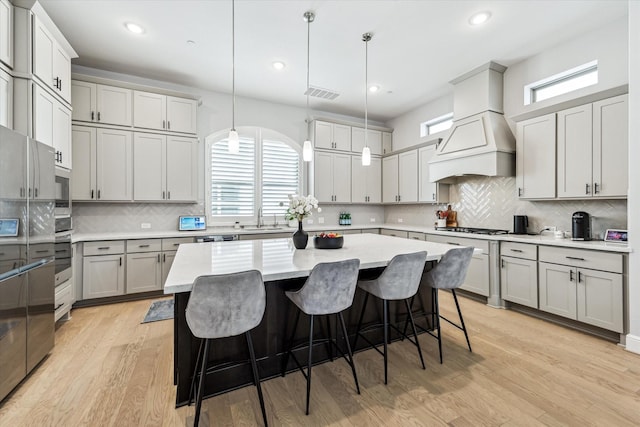 846 Dunleigh Meadows Ln, Houston, TX 77055 - kitchen with decorative backsplash, a center island, a kitchen bar, pendant lighting, and recessed lighting