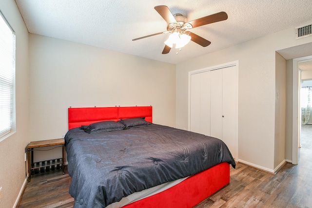 325 Carolcrest Ln Unit 3, Livingston, TX 77351 - bedroom with wood finished floors, a closet, ceiling fan, and a textured ceiling