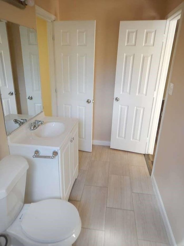 7121 Conley St, Houston, TX 77021 - bathroom featuring toilet and vanity