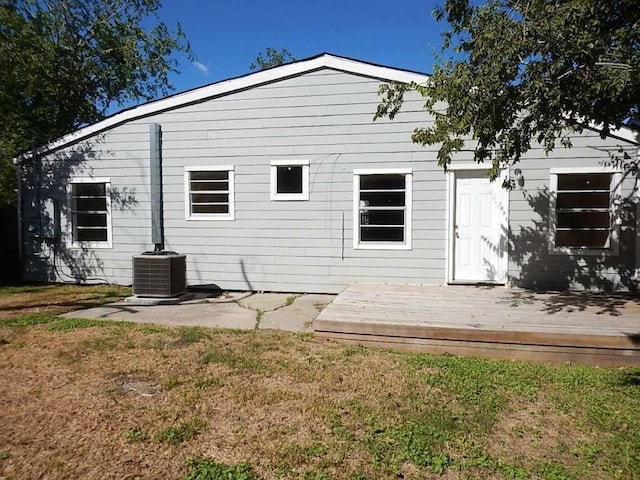 7121 Conley St, Houston, TX 77021 - back of house featuring a wooden deck and a yard