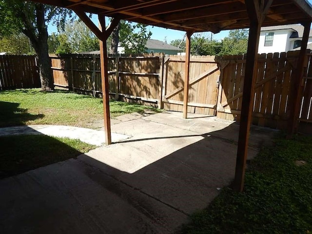 7121 Conley St, Houston, TX 77021 - fenced backyard featuring a patio area