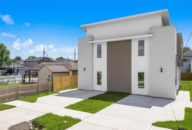 8205 Parnell St, Houston, TX 77051 - contemporary house featuring a patio