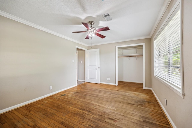 1905 17th Ave N, Texas City, TX 77590 - unfurnished bedroom with hardwood / wood-style flooring, a closet, ornamental molding, a ceiling fan, and a textured ceiling