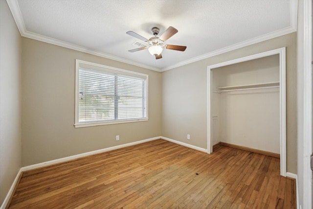 1905 17th Ave N, Texas City, TX 77590 - unfurnished bedroom with light wood finished floors, a closet, crown molding, a textured ceiling, and ceiling fan