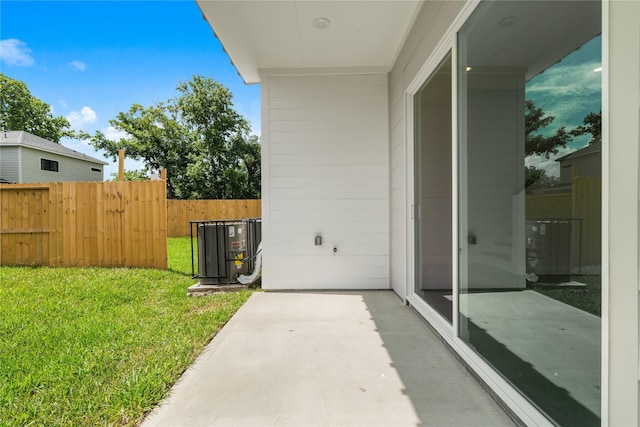 8022 Colonial Ln, Houston, TX 77051 - view of patio / terrace