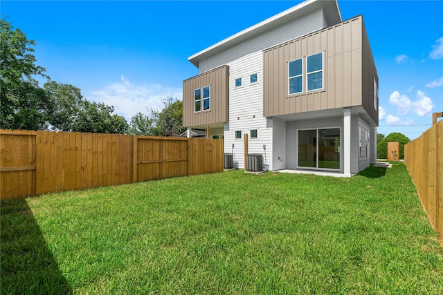 8022 Colonial Ln, Houston, TX 77051 - back of property with a fenced backyard