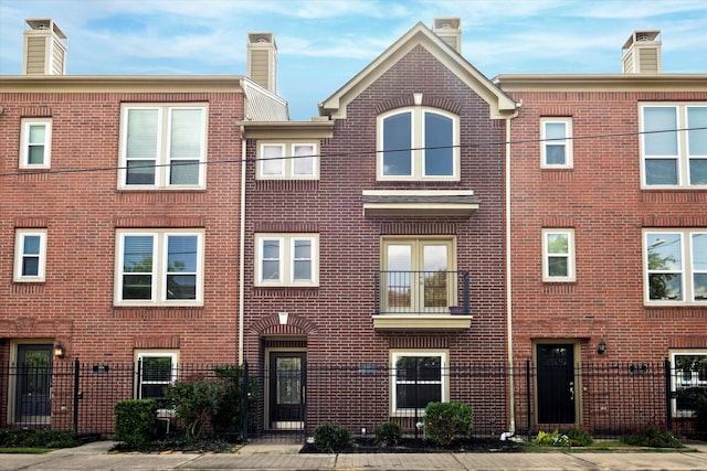 1606 Sutton St, Houston, TX 77006 - view of building exterior featuring a fenced front yard