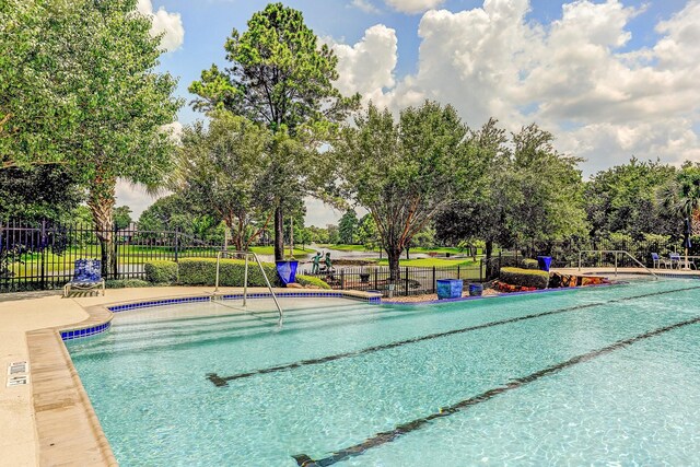 1607 N Primavera Dr, Pearland, TX 77581 - community pool with a water play area