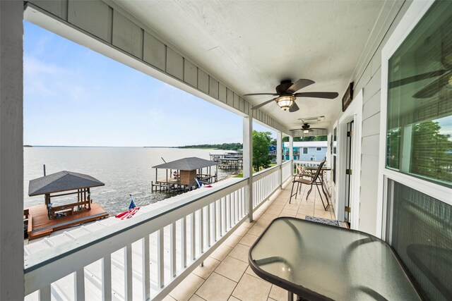 374 W Lake Shore Dr, Livingston, TX 77351 - balcony featuring a water view and a ceiling fan