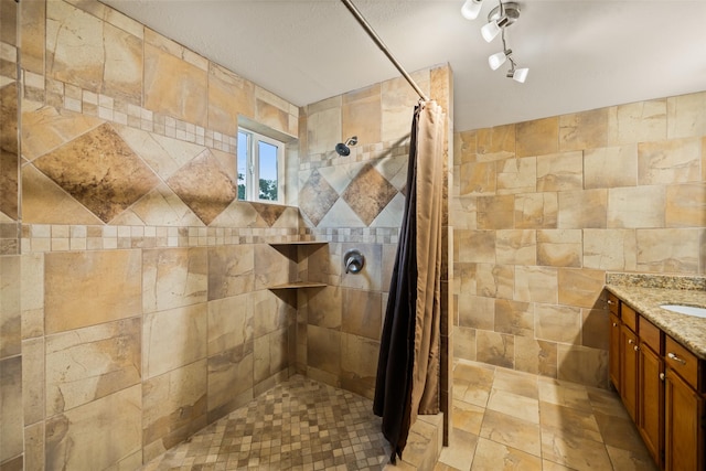 374 W Lake Shore Dr, Livingston, TX 77351 - full bath featuring tiled shower, vanity, and tile walls