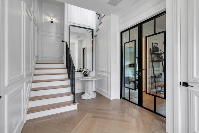 3502 Dorset Cliff Ln, Houston, TX 77055 - stairway featuring a decorative wall