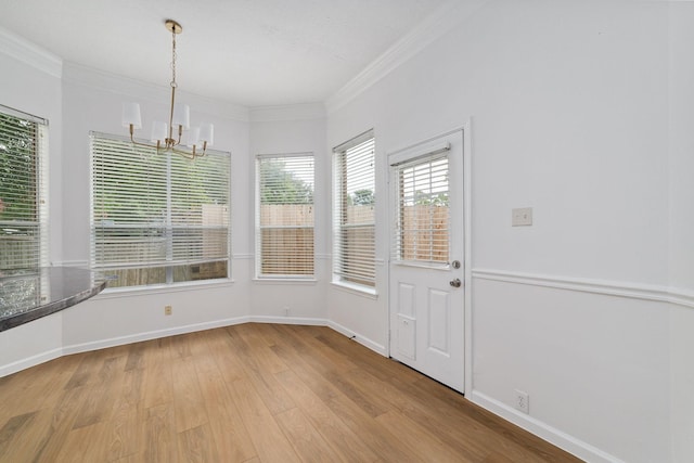 4444 Victory Dr Unit 26, Houston, TX 77088 - unfurnished dining area featuring a chandelier, light wood-style floors, and crown molding
