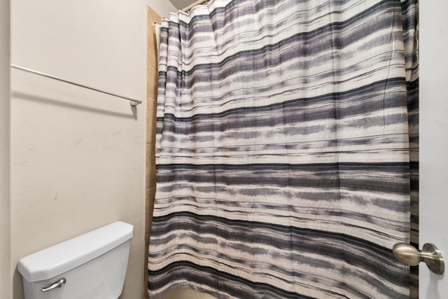 9422 Cimarroncito Ln, Humble, TX 77396 - full bathroom with curtained shower