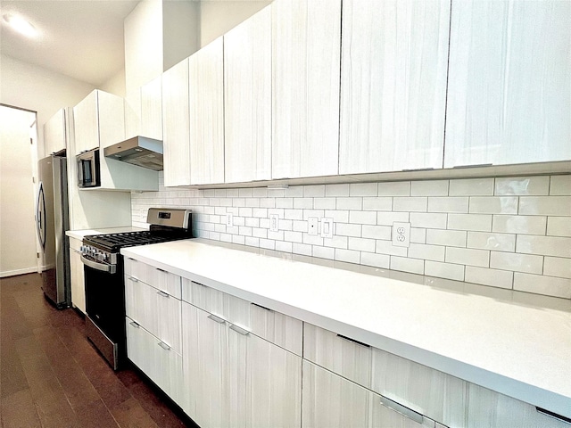 613 Thornton Oaks Ln, Houston, TX 77018 - kitchen with stainless steel gas range oven, freestanding refrigerator, light countertops, backsplash, and dark wood finished floors