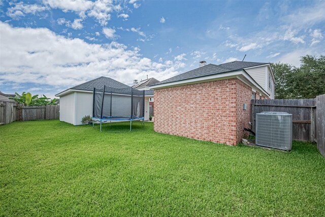 14212 Rocky Briar Ln, Rosharon, TX 77583 - fenced backyard with a trampoline