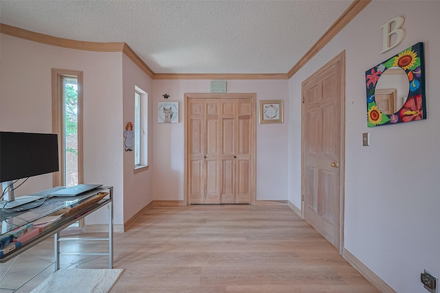 674 S Ripple Creek Dr Unit 674, Houston, TX 77057 - foyer entrance featuring light wood-style floors, a textured ceiling, and crown molding
