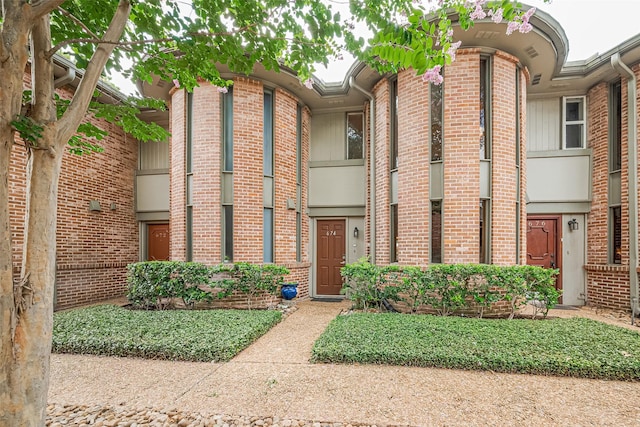 674 S Ripple Creek Dr Unit 674, Houston, TX 77057 - view of front of home with brick siding