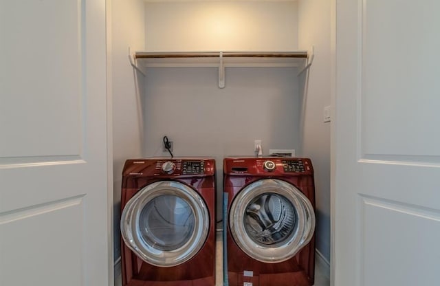 8907 Spring Knoll Forest Dr, Houston, TX 77080 - laundry room featuring washing machine and dryer