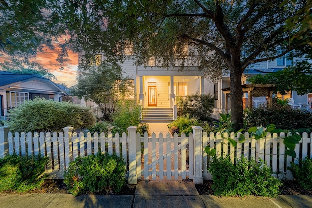829 Ralfallen St, Houston, TX 77008 - view of front facade with a fenced front yard and a gate