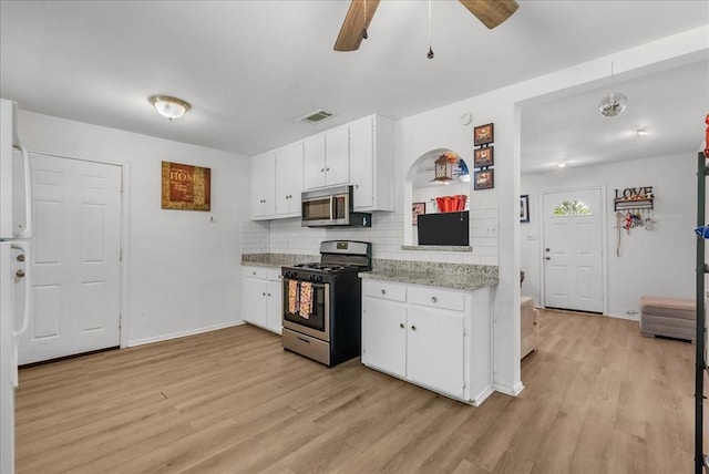 1312 22nd St N, Texas City, TX 77590 - kitchen featuring stainless steel appliances, backsplash, a ceiling fan, and light wood finished floors