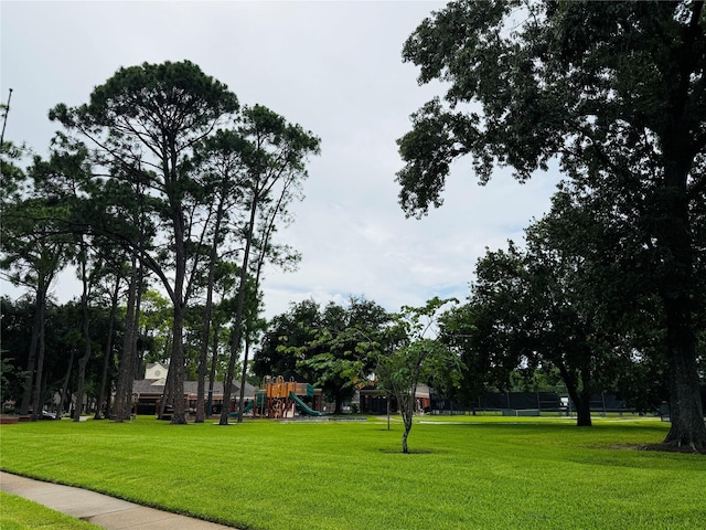 2147 Heather Green Dr, Houston, TX 77062 - view of property's community featuring a yard