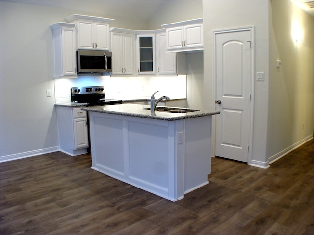 16725 Stonefield, Montgomery, TX 77316 - kitchen with stainless steel appliances, white cabinetry, dark wood-style flooring, and vaulted ceiling