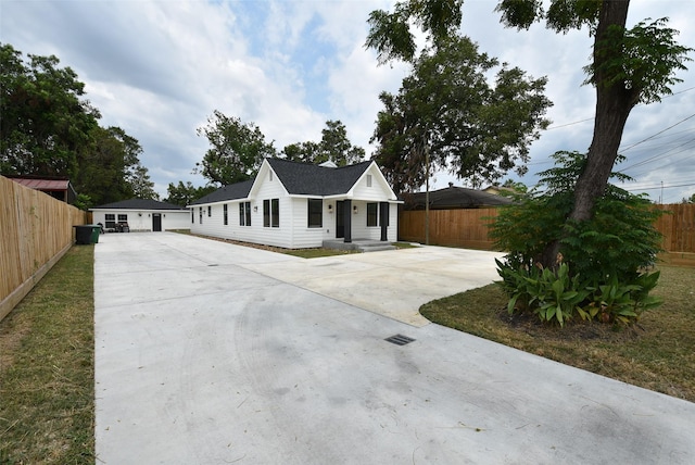 729 Caperton St, Houston, TX 77022 - modern farmhouse style home featuring driveway