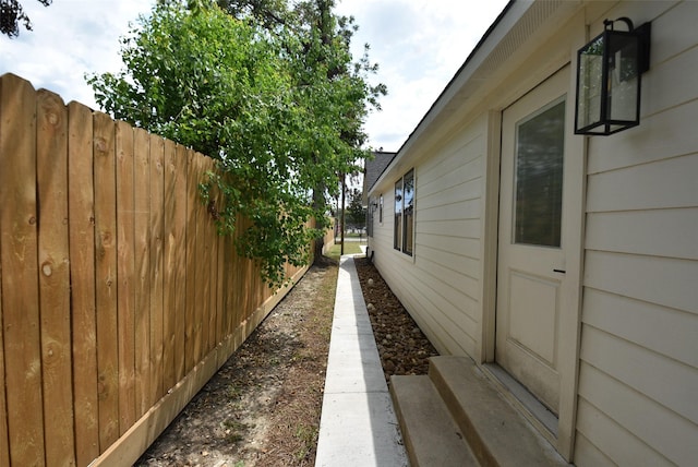729 Caperton St, Houston, TX 77022 - view of side of home