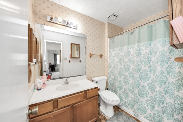 13411 Natasha Ln, Houston, TX 77015 - bathroom with vanity, wallpapered walls, a textured ceiling, and curtained shower