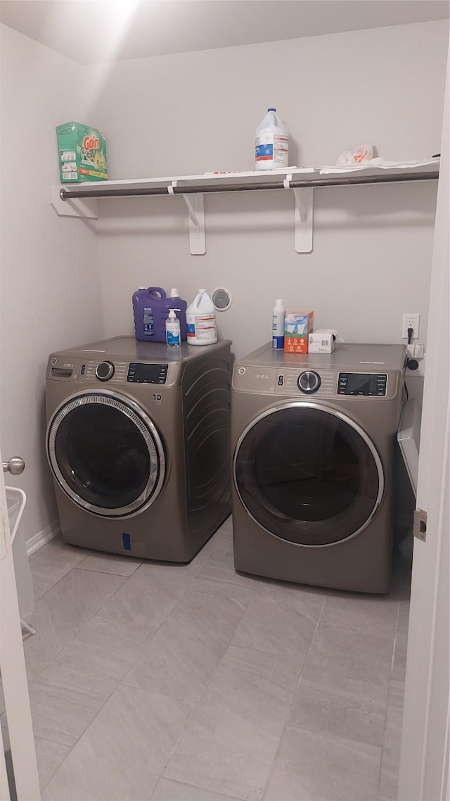 15318 Laceleaf Trl, Houston, TX 77044 - laundry room with washing machine and clothes dryer
