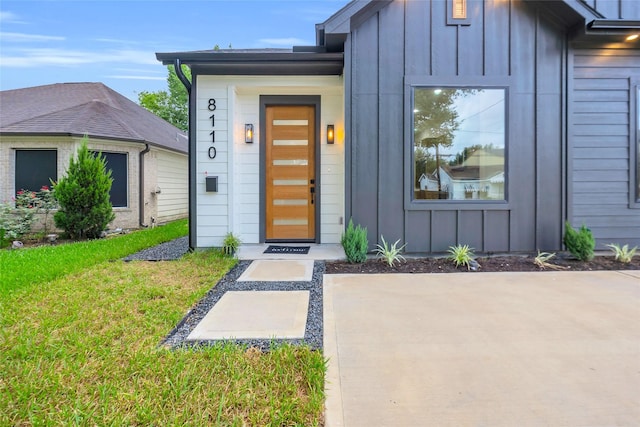 8110 Brandon St, Houston, TX 77051 - view of front facade featuring board and batten siding and a front lawn
