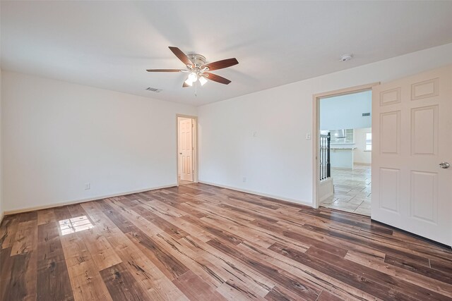 982 W Donovan St, Houston, TX 77091 - spare room featuring wood finished floors, a ceiling fan, and a smoke detector