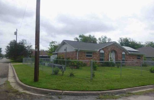 301 S Patricia St, Lacy-Lakeview, TX 76705 - ranch-style home featuring brick siding
