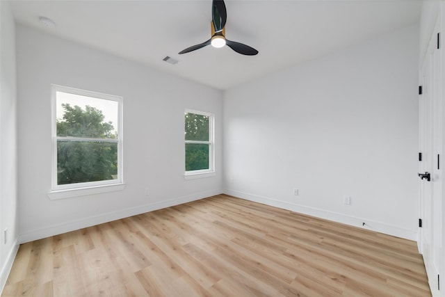 6715 England St, Houston, TX 77021 - empty room with light wood-style flooring and a ceiling fan