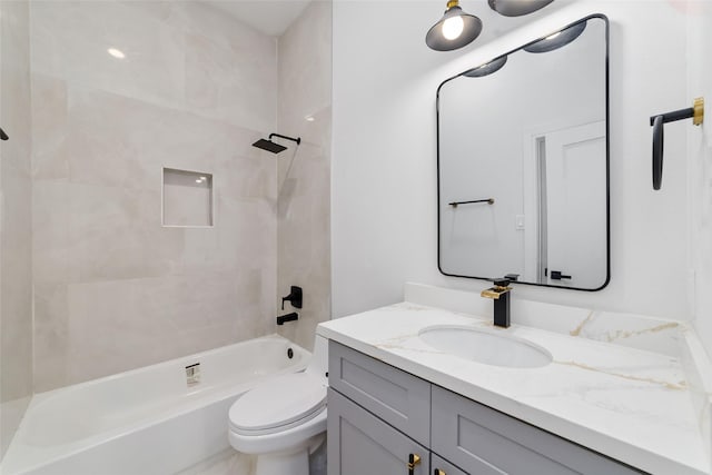 6715 England St, Houston, TX 77021 - full bath featuring vanity and shower / bathtub combination