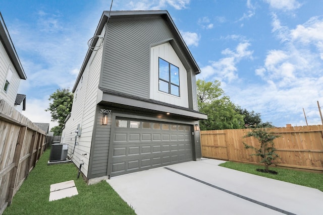 3907 Sumpter St, Houston, TX 77020 - garage with driveway