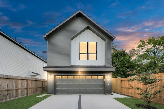 3907 Sumpter St, Houston, TX 77020 - garage with driveway