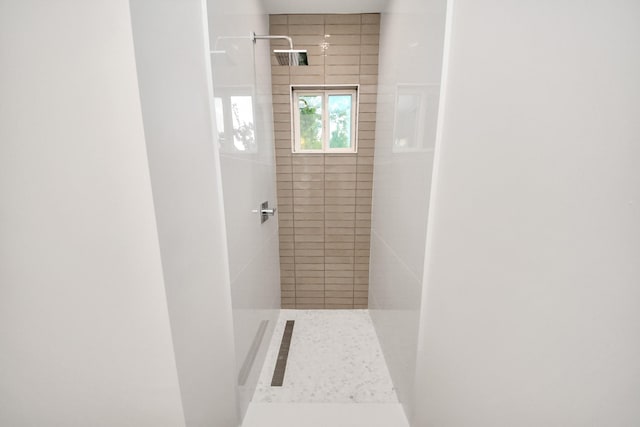 3907 Sumpter St, Houston, TX 77020 - full bath featuring tiled shower