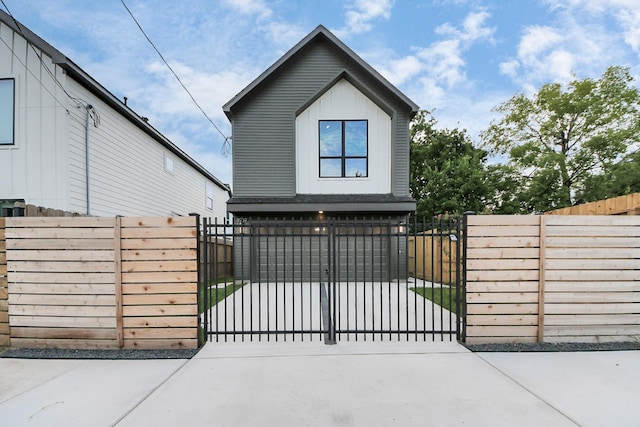 3907 Sumpter St, Houston, TX 77020 - gate featuring a fenced front yard