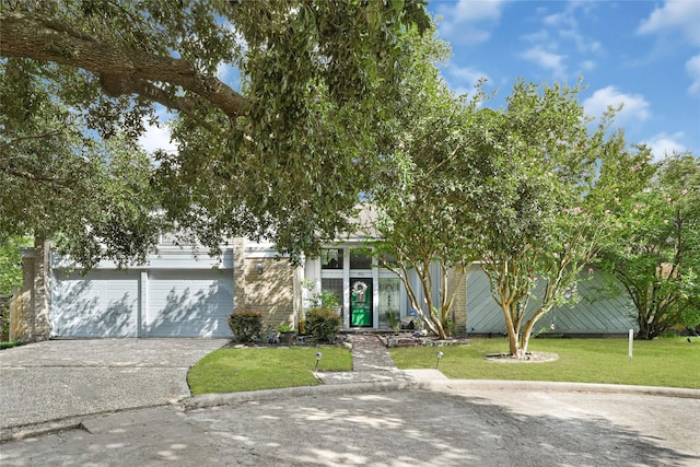 202 Old Bridge Lk, Houston, TX 77069 - view of front facade featuring driveway and a front yard