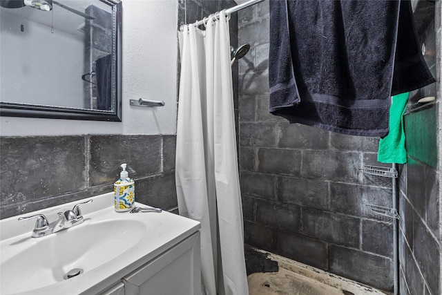 324 Erin, Houston, TX 77009 - full bath with vanity and a tile shower
