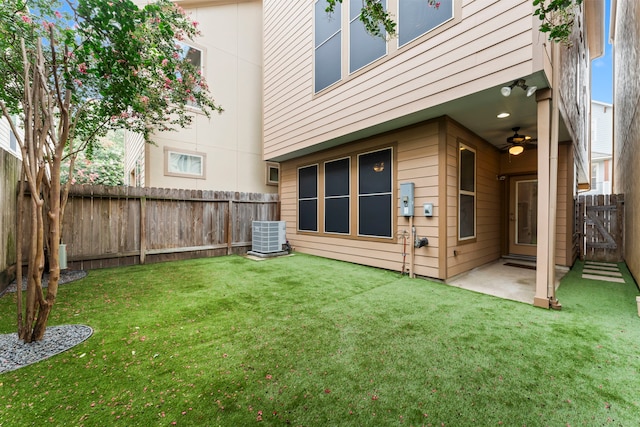 2623 Shady Woods Ln, Houston, TX 77008 - fenced backyard featuring a patio