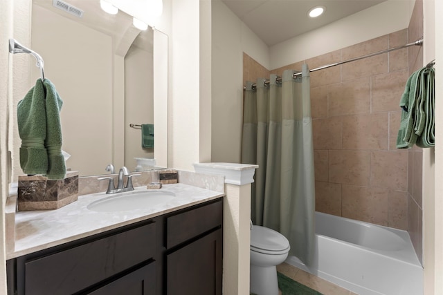 2623 Shady Woods Ln, Houston, TX 77008 - bathroom featuring vanity, shower / tub combo with curtain, and recessed lighting