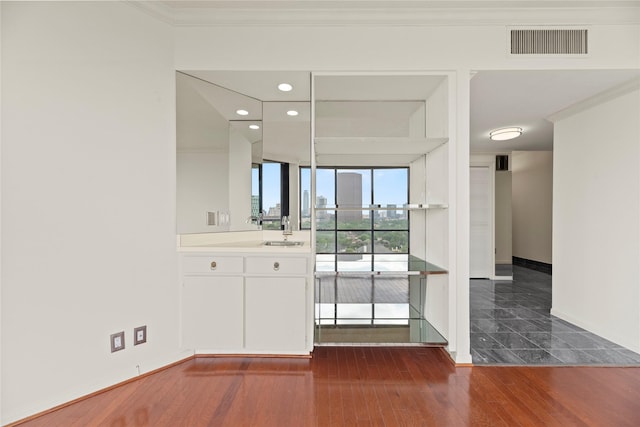 1111 Bering Dr Unit 1001, Houston, TX 77057 - bathroom featuring wood-type flooring, vanity, recessed lighting, and crown molding
