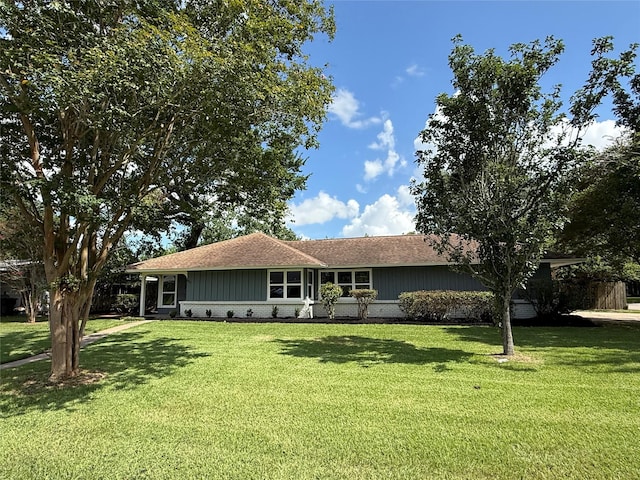 6202 Simsdale St, Houston, TX 77087 - ranch-style home with a front yard and roof with shingles